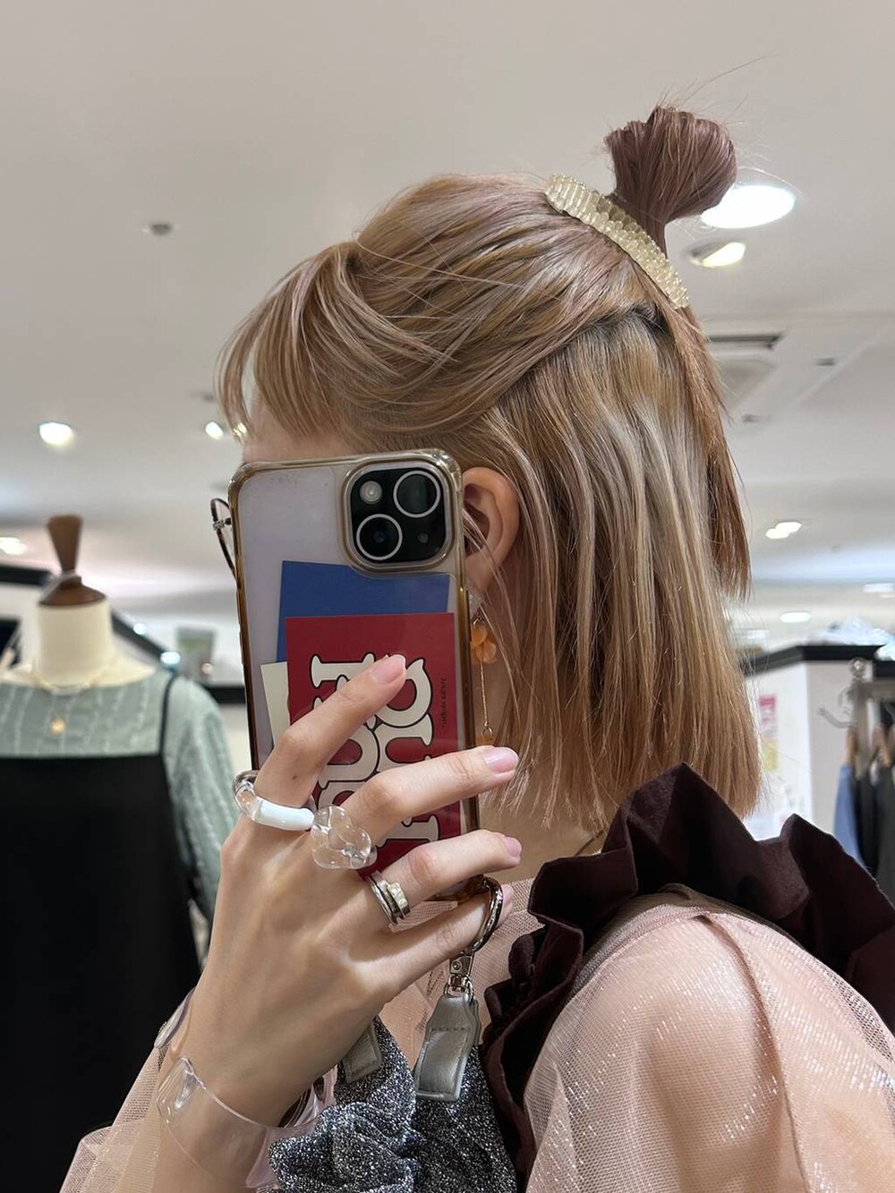「女子ウケ、個性派、差し色コーデ、ママコーデ、春コーデ、ローリーズスタイル_LOWRYS FARM、公認インフルエンサー_LOWRYS FARM、大人女子カジュアル_LOWRYS FARM、カジュアル、メガネ、LOWRYS FARM、着痩せ・細見え、サロペット、レイヤードスタイル、ビスチェ」|「LOWRYS FARMのスタイルUPクロスカップキャミ 100757(Tシャツ/カットソー、ブラック系)」を使った、milkさん(レディース・160cm)の春コーディネートの9枚目の写真