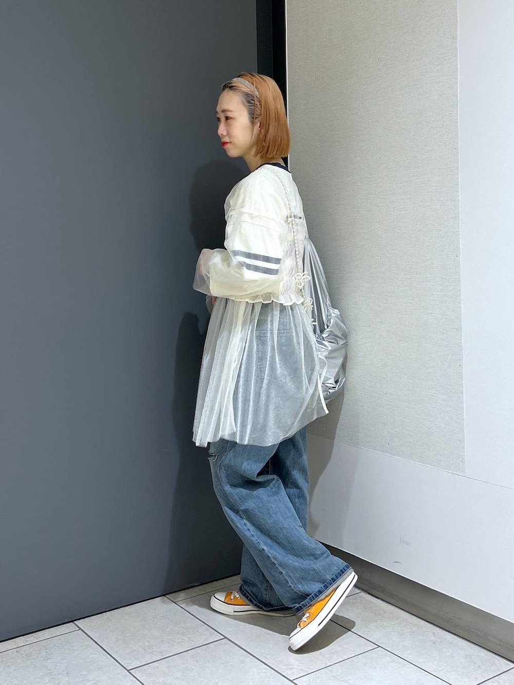 「女子ウケ、個性派、差し色コーデ、ママコーデ、春コーデ、ローリーズスタイル_LOWRYS FARM、公認インフルエンサー_LOWRYS FARM、大人女子カジュアル_LOWRYS FARM、カジュアル、メガネ、LOWRYS FARM、着痩せ・細見え」｜「LOWRYS FARMのナンバリングTシャツ 107459（Tシャツ/カットソー、ベージュ系）」を使った、milkさん（レディース・160cm）の春コーディネートの4枚目の写真