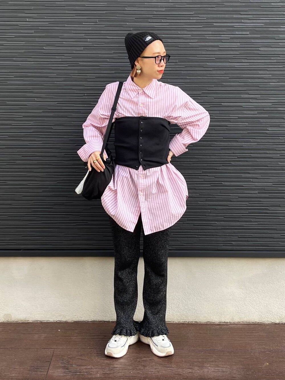 ブラック系のショルダーバッグ、ブラック系のベスト、ブラック系のその他パンツを着用したレディースの秋コーディネートの3枚目の写真