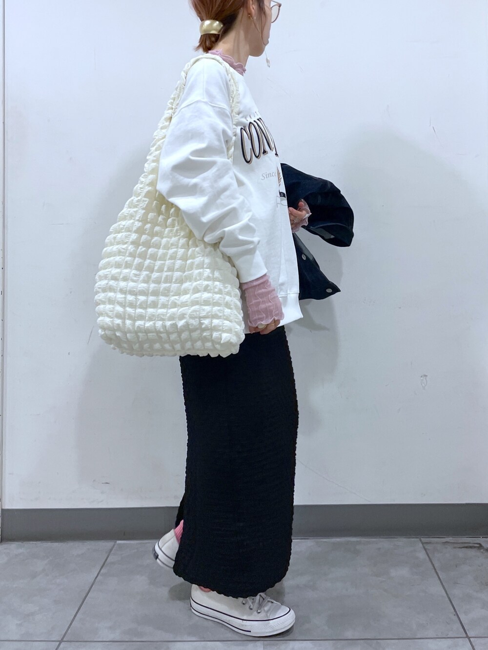 「LOWRYS FARM、ローリーズファーム(LOWRYS FARM)、Gジャン、デニム、デニムジャケット、スウェット、スカート、タイトスカート、カラーソックス、メガネ女子、めがね、トートバッグ、ポコポコ、スニーカー、ママコーデ」｜「LOWRYS FARMのポコポコトート（バッグ、ホワイト系）」を使った、milkさん（レディース・160cm）の冬コーディネートの5枚目の写真