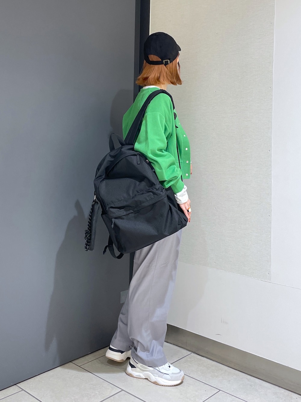 グレー系のTシャツ/カットソー、グリーン系のカーディガン/ボレロ、グレー系のその他パンツを着用したレディースの春コーディネートの3枚目の写真