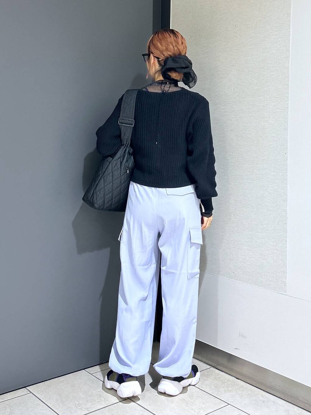 ブラック系のキャミソール、ブラック系のカーディガン/ボレロ、ブラック系のTシャツ/カットソーを着用したレディースの秋コーディネートの4枚目の写真