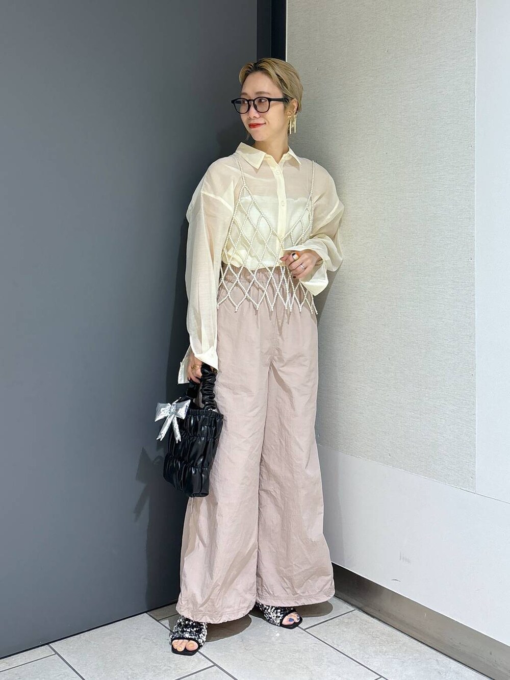 「女子ウケ、個性派、差し色コーデ、ママコーデ、春コーデ、ローリーズスタイル_LOWRYS FARM、公認インフルエンサー_LOWRYS FARM、大人女子カジュアル_LOWRYS FARM、カジュアル、メガネ、LOWRYS FARM、着痩せ・細見え、シャツ、シャツスタイル、パンツ」｜「LOWRYS FARMのスタイルＵＰシャーリングキャミ  108514（キャミソール、ホワイト系）」を使った、milkさん（レディース・160cm）の夏コーディネートの8枚目の写真