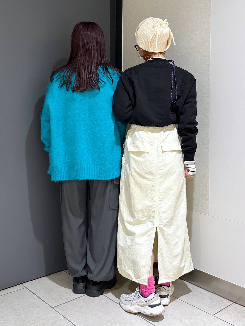 グレー系のニット/セーター、ブラック系のハンドバッグ、グレー系のカーゴパンツを着用したレディースの冬コーディネートの2枚目の写真