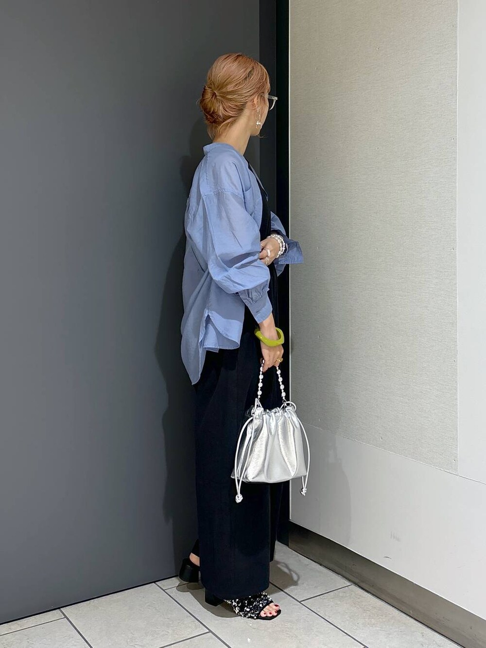 ブルー系のTシャツ/カットソー、ブラック系のサロペット/オーバーオール、シルバー系のショルダーバッグを着用したレディースの夏コーディネートの7枚目の写真