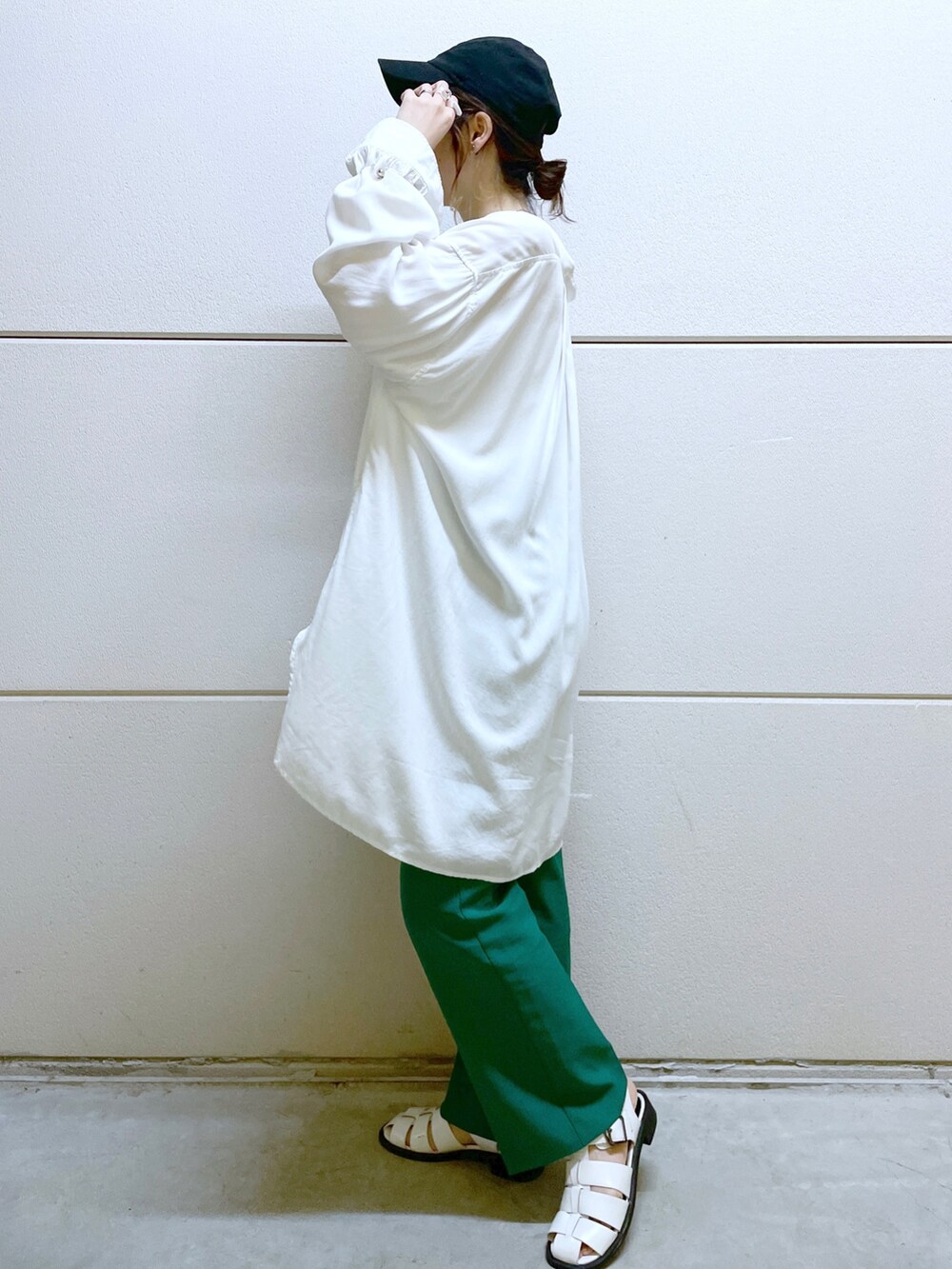 グリーン系のスラックス、パープル系のかごバッグ、ホワイト系のサンダルを着用したレディースの春コーディネートの5枚目の写真