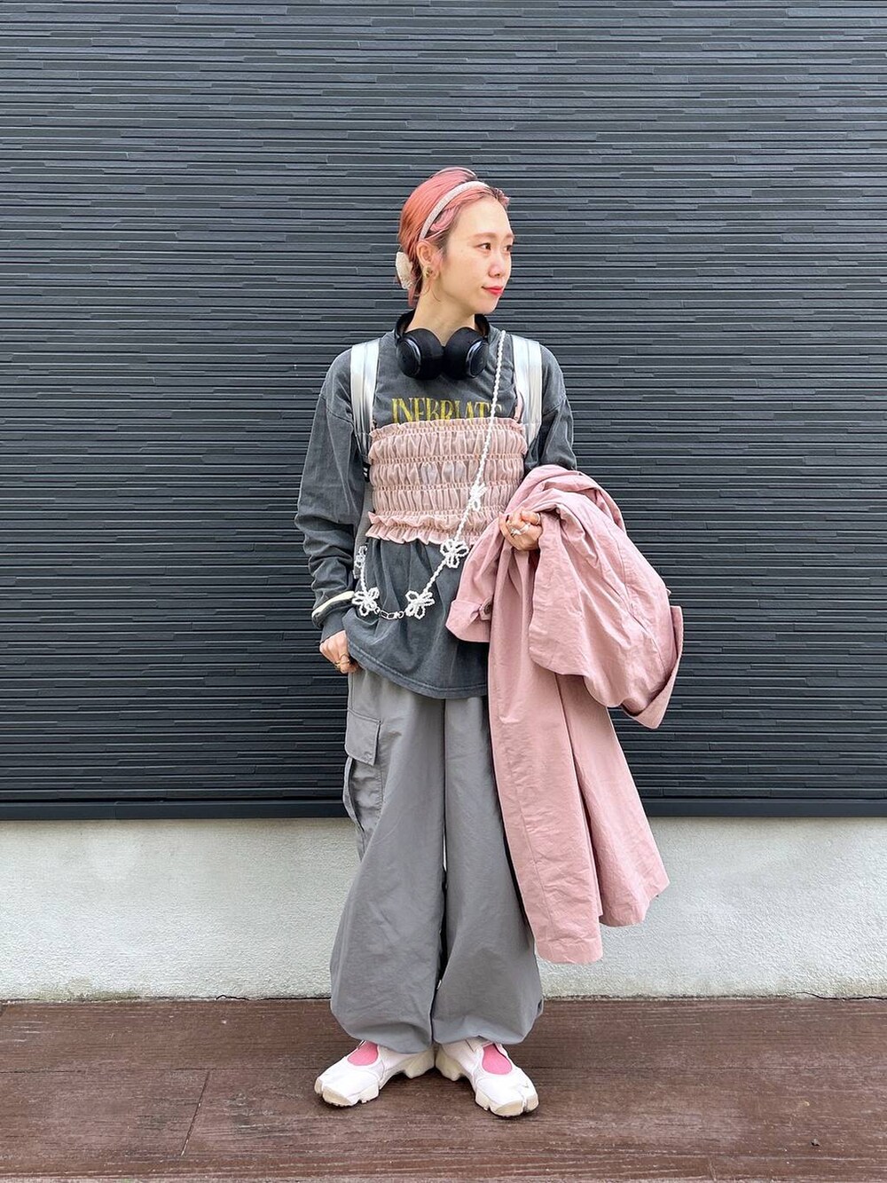 「ビスチェ、ヘアアクセサリー、ソックス、女子ウケ、個性派、差し色コーデ、ママコーデ、春コーデ、ローリーズスタイル_LOWRYS FARM、公認インフルエンサー_LOWRYS FARM、大人女子カジュアル_LOWRYS FARM、カジュアル、メガネ、LOWRYS FARM、着痩せ・細見え」|「LOWRYS FARMのロゴプリントサーマルソックス 103904(シューズ小物/雑貨、ピンク系)」を使った、milkさん(レディース・160cm)の春コーディネートの9枚目の写真