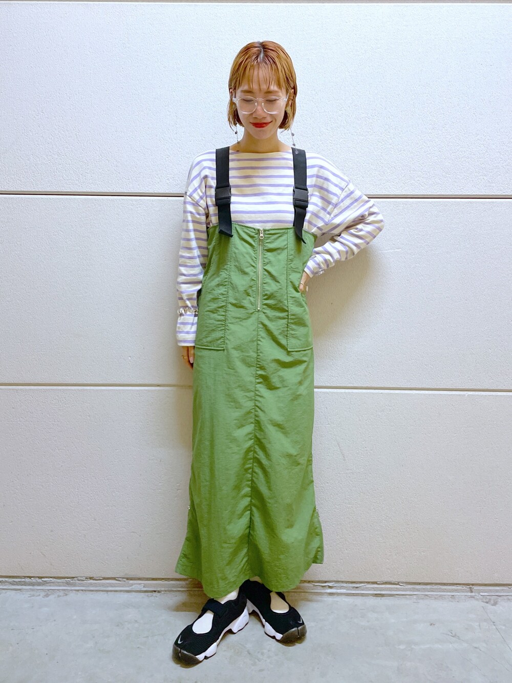 パープル系のTシャツ/カットソー、グリーン系のワンピース/ドレス、その他のメガネを着用したレディースの秋コーディネートの2枚目の写真