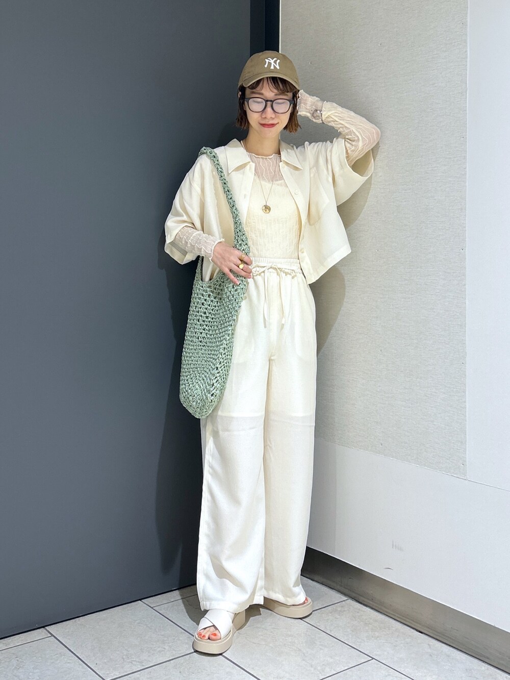 ホワイト系のシューズ、ホワイト系のシャツ/ブラウス、ホワイト系のその他パンツを着用したレディースの春コーディネートの5枚目の写真