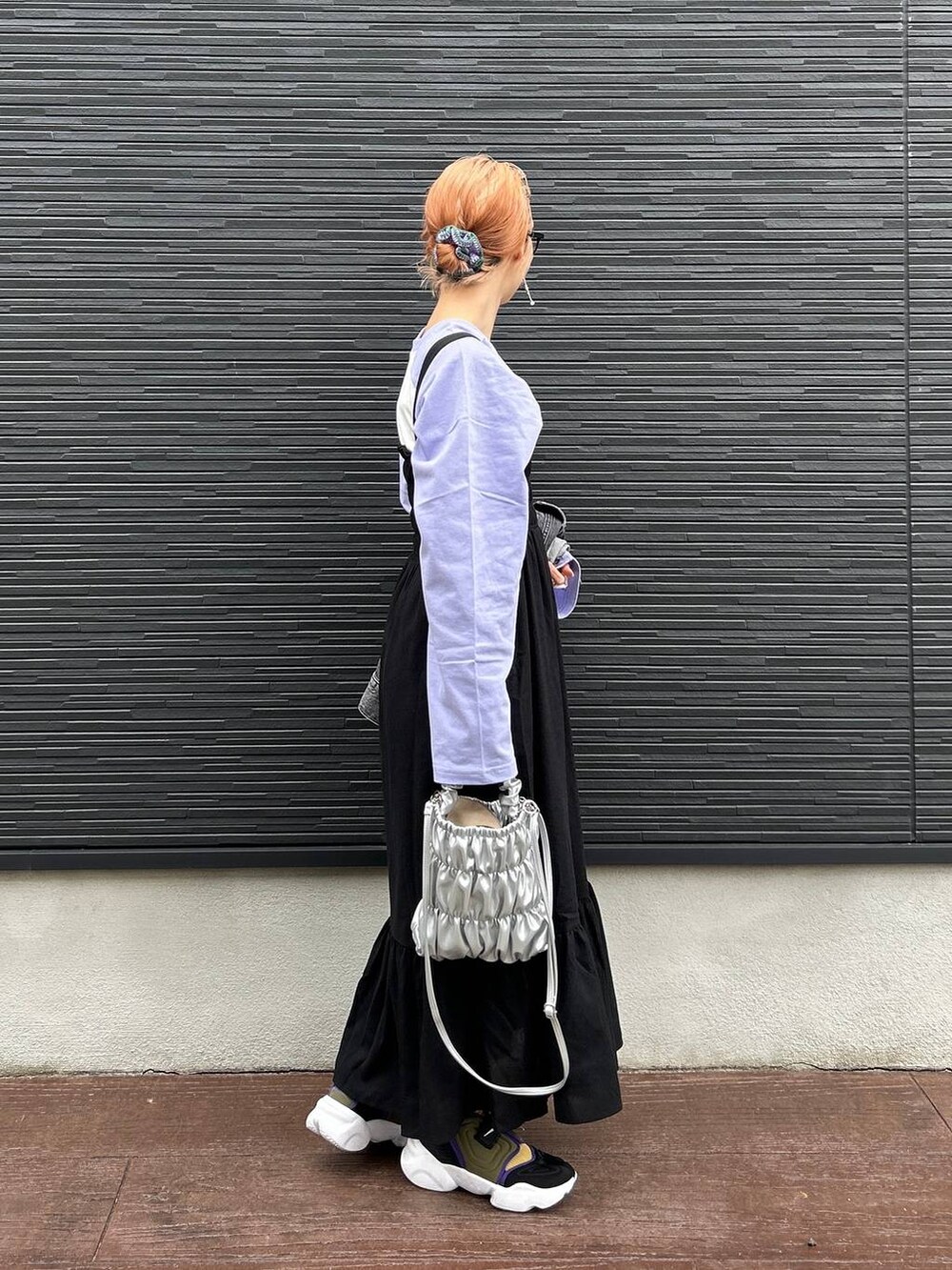 ブラック系のテーラードジャケット、グレー系のショルダーバッグ、ブラック系のワンピースを着用したレディースの春コーディネートの3枚目の写真