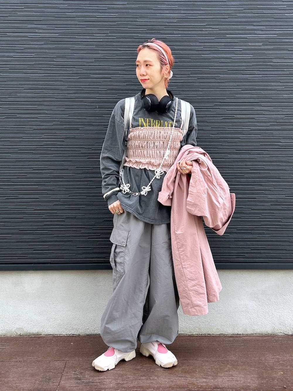 「ビスチェ、ヘアアクセサリー、ソックス、女子ウケ、個性派、差し色コーデ、ママコーデ、春コーデ、ローリーズスタイル_LOWRYS FARM、公認インフルエンサー_LOWRYS FARM、大人女子カジュアル_LOWRYS FARM、カジュアル、メガネ、LOWRYS FARM、着痩せ・細見え」|「LOWRYS FARMのロゴプリントサーマルソックス 103904(シューズ小物/雑貨、ピンク系)」を使った、milkさん(レディース・160cm)の春コーディネートの2枚目の写真