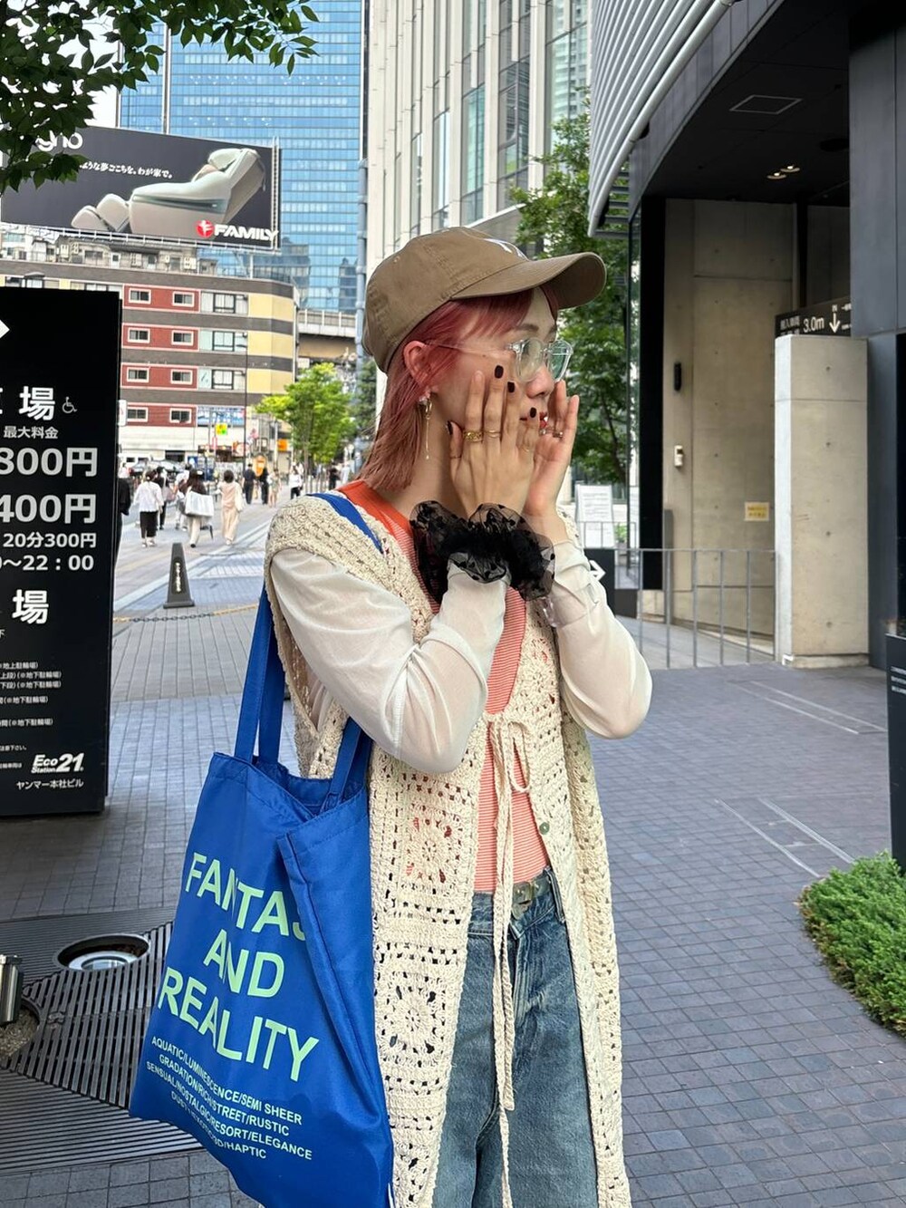 ホワイト系のカーディガン/ボレロ、ブルー系のデニムパンツ、ブラック系のシュシュを着用したレディースの夏コーディネートの5枚目の写真