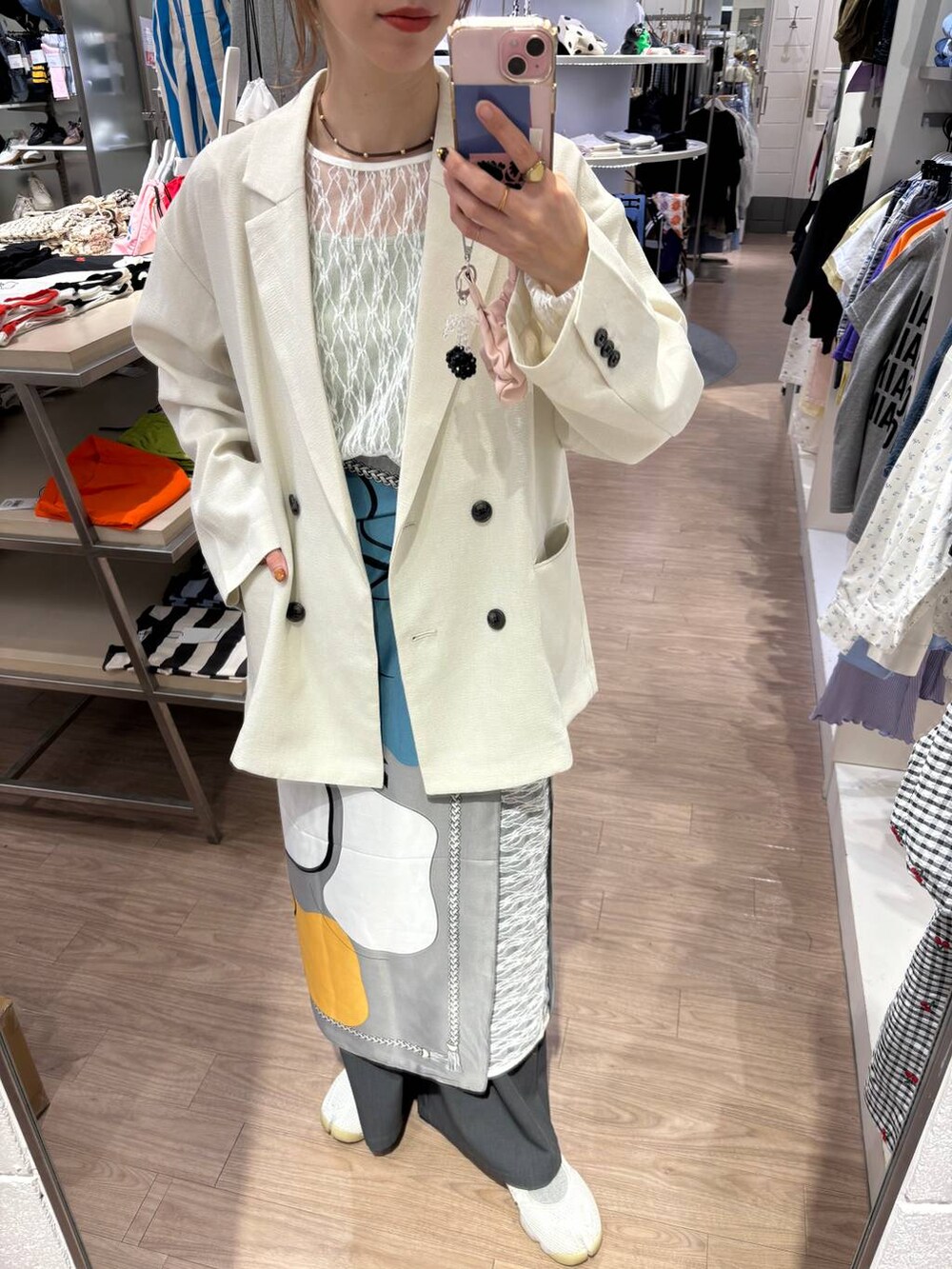 「女子ウケ、個性派、差し色コーデ、ママコーデ、春コーデ、ローリーズスタイル_LOWRYS FARM、LOWRYS FARM、着痩せ・細見え、公認インフルエンサー_LOWRYS FARM、大人女子カジュアル_LOWRYS FARM、カジュアル、メガネ、ジャケット、ジャケットスタイル、ワイドパンツ」｜「LOWRYS FARMのホップサックダブルジャケット 243336（テーラードジャケット、ホワイト系）」を使った、milkさん（レディース・160cm）の春コーディネートの5枚目の写真