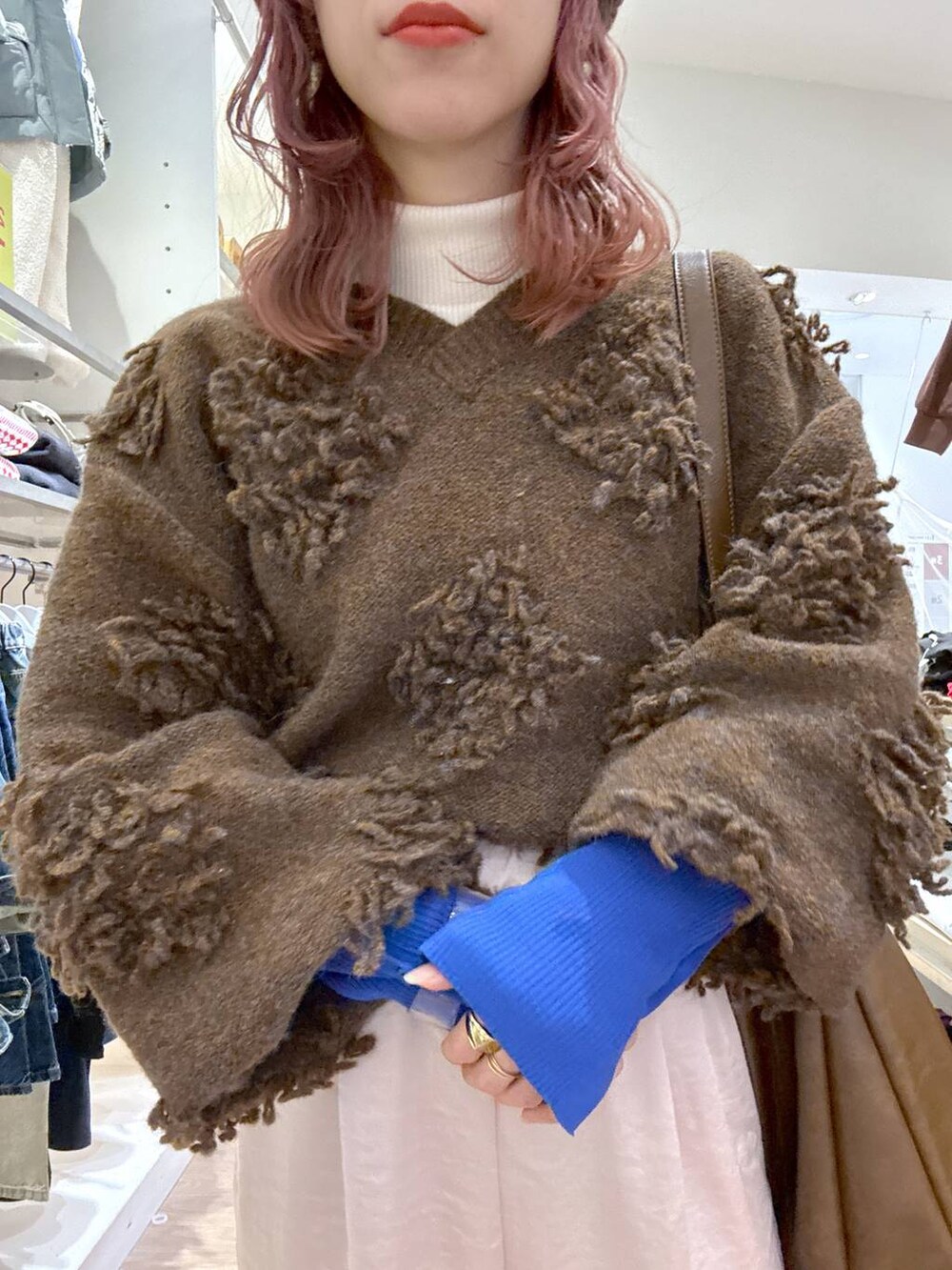 「女子ウケ、個性派、差し色コーデ、ママコーデ、冬コーデ、ローリーズスタイル_LOWRYS FARM、公認インフルエンサー_LOWRYS FARM、大人女子カジュアル_LOWRYS FARM、カジュアル、メガネ、LOWRYS FARM、着痩せ・細見え、秋冬新作、ニット、パンツ」｜「LOWRYS FARMのギャザーショルダーＢＡＧ 149613（ショルダーバッグ、ブラウン系）」を使った、milkさん（レディース・160cm）の冬コーディネートの8枚目の写真