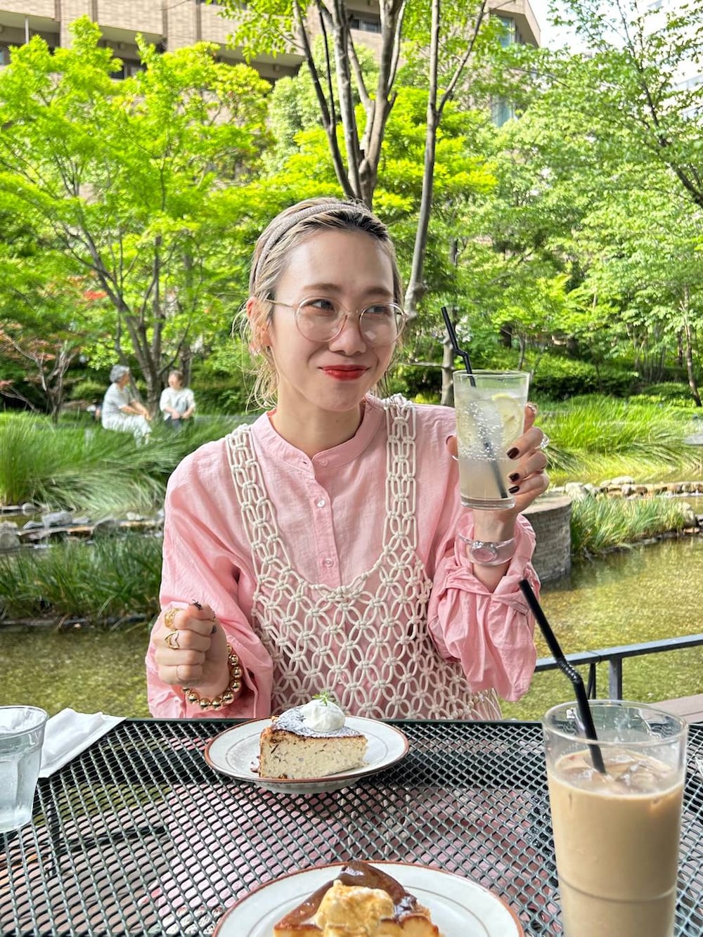 「女子ウケ、個性派、差し色コーデ、ママコーデ、春コーデ、ローリーズスタイル_LOWRYS FARM、公認インフルエンサー_LOWRYS FARM、大人女子カジュアル_LOWRYS FARM、カジュアル、メガネ、LOWRYS FARM、着痩せ・細見え、niko and ...、ベスト、Me%」｜「Me%の【ストラップシート付き】ラメシュシュハンドルストラップ 107655（スマホグッズ、グレー系）」を使った、milkさん（レディース・160cm）の夏コーディネートの4枚目の写真