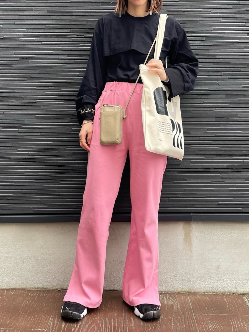 「カラーパンツ、ニコアンド、niko and ...、Littlesuzie、エアリフト、ママコーデ」｜「niko and...のセルフカットマルチストレッチスリットパンツ（その他パンツ、ピンク系）」を使った、milkさん（レディース・160cm）の春コーディネートの4枚目の写真