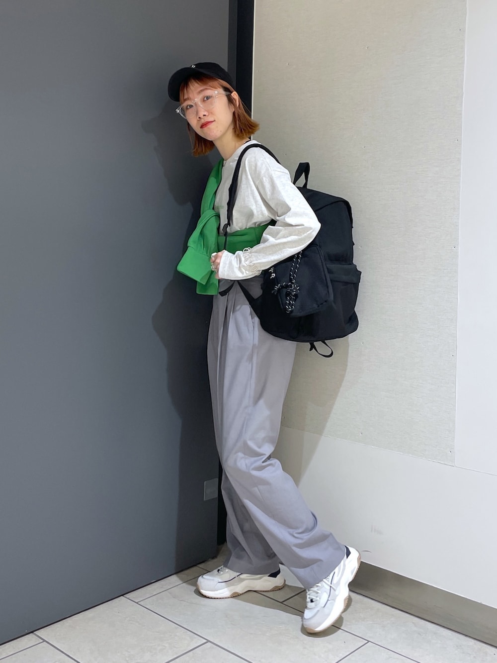 グレー系のTシャツ/カットソー、グリーン系のカーディガン/ボレロ、グレー系のその他パンツを着用したレディースの春コーディネートの7枚目の写真