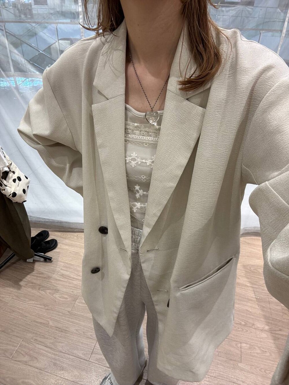 ホワイト系のTシャツ/カットソー、グレー系のスニーカー、ホワイト系のテーラードジャケットを着用したレディースの春コーディネートの4枚目の写真