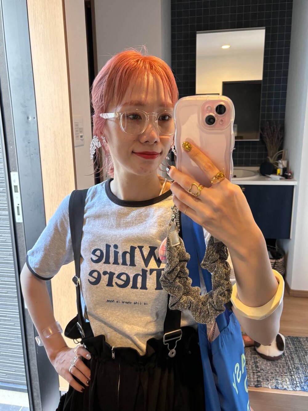グレー系のTシャツ/カットソー、ブラック系のワンピース、ブラック系のバレッタ/ヘアクリップを着用したレディースの夏コーディネートの8枚目の写真