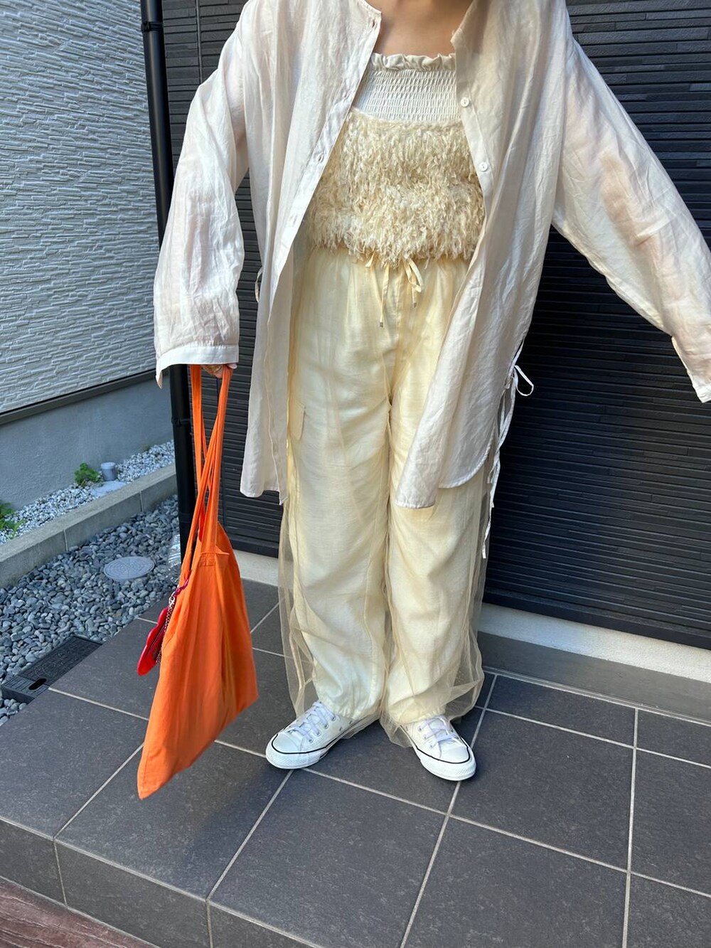 「メガネ、LOWRYS FARM、着痩せ・細見え、女子ウケ、個性派、差し色コーデ、ママコーデ、春コーデ、ローリーズスタイル_LOWRYS FARM、公認インフルエンサー_LOWRYS FARM、大人女子カジュアル_LOWRYS FARM、カジュアル、レイヤードスタイル」｜「LOWRYS FARMのアソートレイヤードパンツ　104210（その他パンツ、ベージュ系）」を使った、milkさん（レディース・160cm）の春コーディネートの3枚目の写真