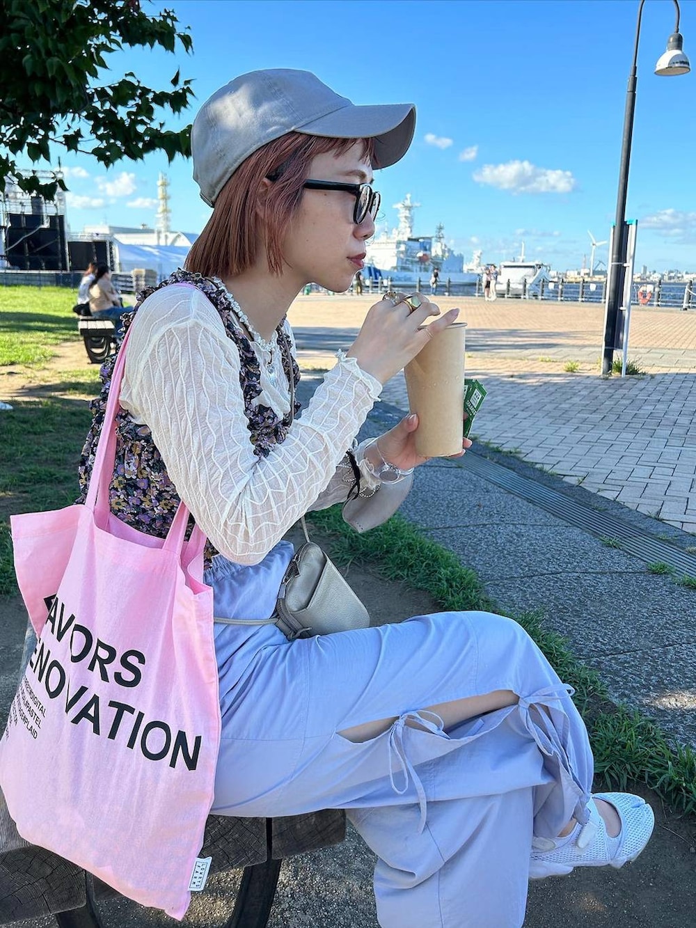 ホワイト系のボディバッグ/ウエストポーチ、ホワイト系のTシャツ/カットソー、その他のサンダルを着用したレディースの夏コーディネートの7枚目の写真