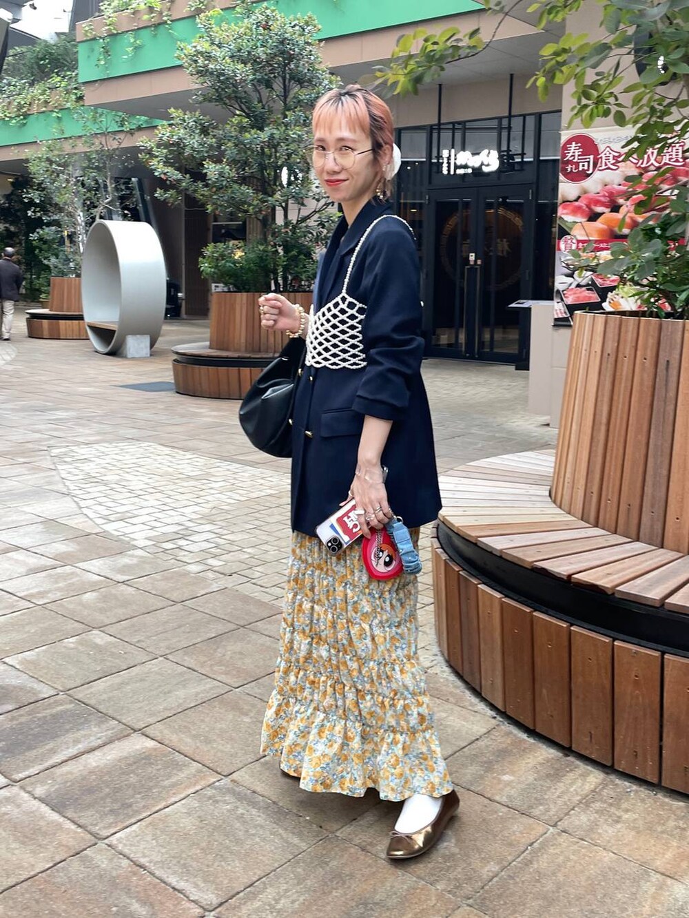 「女子ウケ、個性派、差し色コーデ、ママコーデ、春コーデ、ローリーズスタイル_LOWRYS FARM、公認インフルエンサー_LOWRYS FARM、大人女子カジュアル_LOWRYS FARM、カジュアル、メガネ、LOWRYS FARM、着痩せ・細見え、ビスチェ」｜「Me%の【ストラップシート付き】シュシュハンドルストラップ　103358（スマホグッズ、ブルー系）」を使った、milkさん（レディース・160cm）の春コーディネートの10枚目の写真