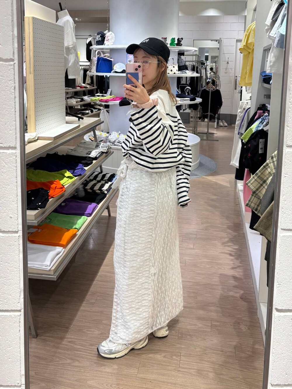 「女子ウケ、個性派、差し色コーデ、ママコーデ、春コーデ、ローリーズスタイル_LOWRYS FARM、公認インフルエンサー_LOWRYS FARM、大人女子カジュアル_LOWRYS FARM、カジュアル、メガネ、LOWRYS FARM、着痩せ・細見え、ボーダー、スニーカー」｜「niko and...の【New Balance(ニューバランス)】ML725（スニーカー、グレー系）」を使った、milkさん（レディース・160cm）の春コーディネートの5枚目の写真