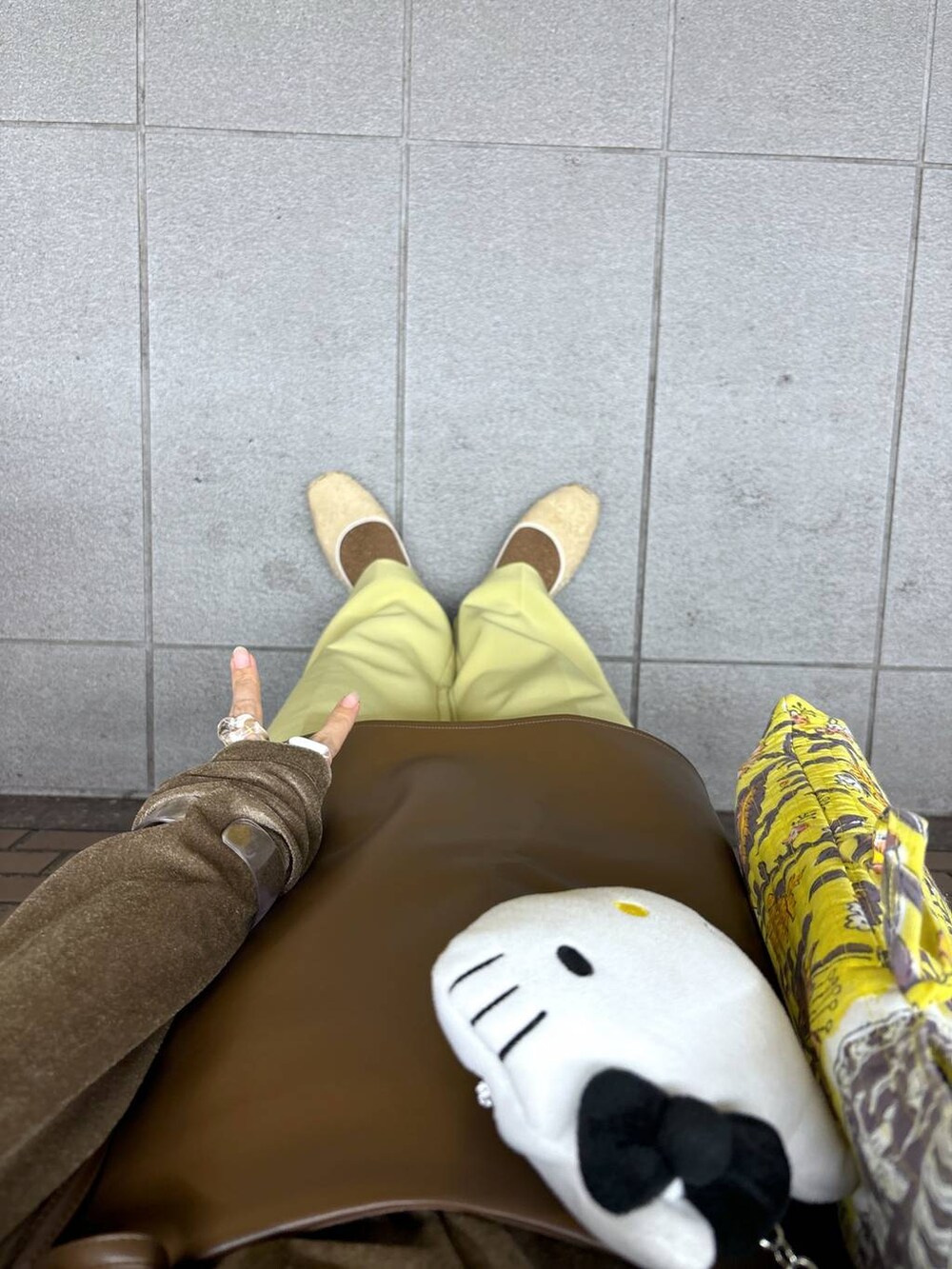 「女子ウケ、個性派、差し色コーデ、ママコーデ、ローリーズスタイル_LOWRYS FARM、公認インフルエンサー_LOWRYS FARM、大人女子カジュアル_LOWRYS FARM、カジュアル、LOWRYS FARM、着痩せ・細見え、Me%、トートバッグ、秋コーデ、niko and ...」｜「niko and...のキルト巾着トート（トートバッグ、イエロー系）」を使った、milkさん（レディース・160cm）の秋コーディネートの2枚目の写真