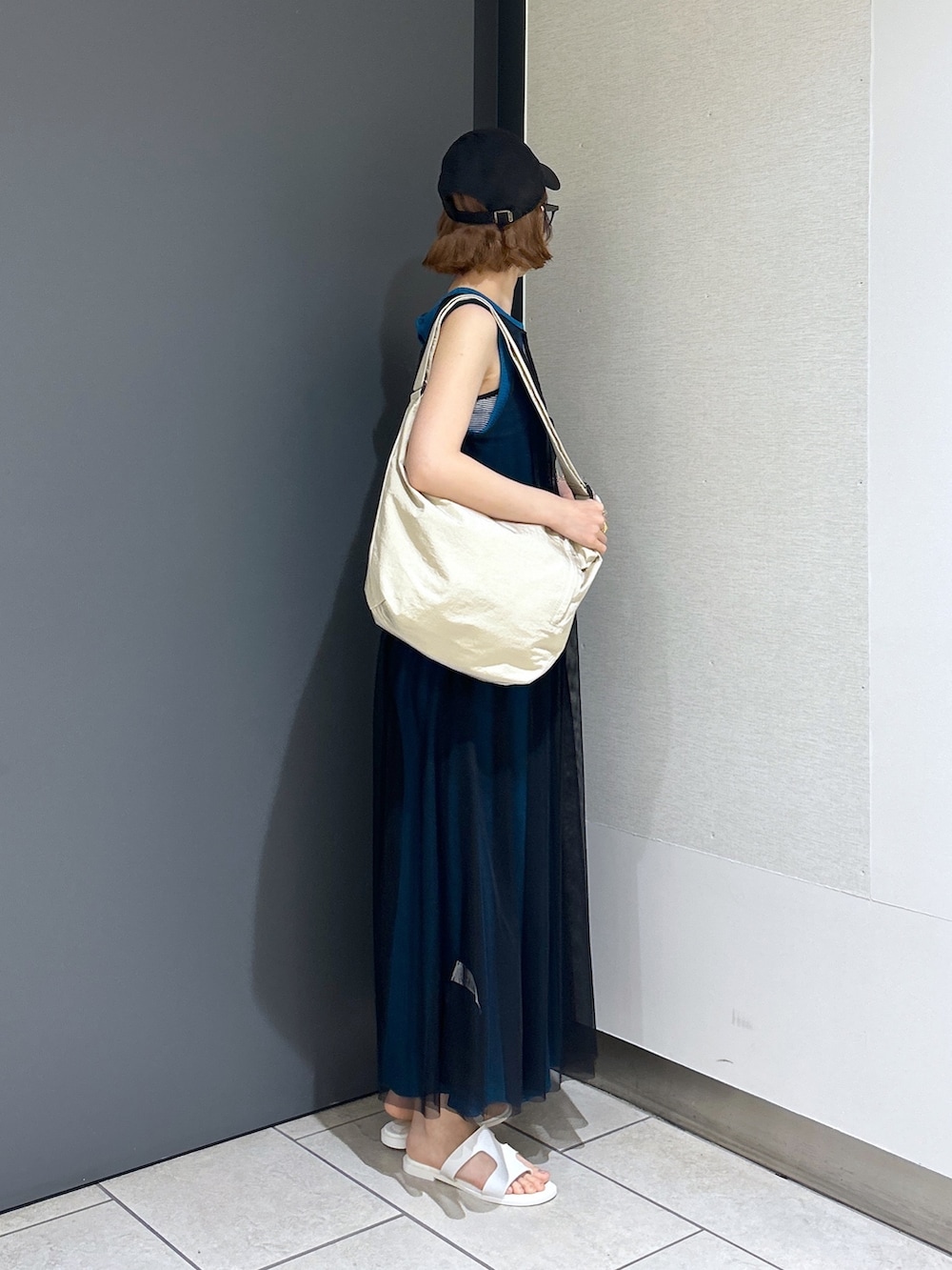「LOWRYSFARM、lowrysfarm、ローリーズファーム(LOWRYS FARM)、ワンピース、ワンピーススタイル、レイヤードスタイル、重ね着、サンダル、キャップ、メガネ女子、めがね」｜「LOWRYS FARMのランダムテレコノースリーブワンピース　 907628（ワンピース、ブルー系）」を使った、milkさん（レディース・160cm）の春コーディネートの5枚目の写真