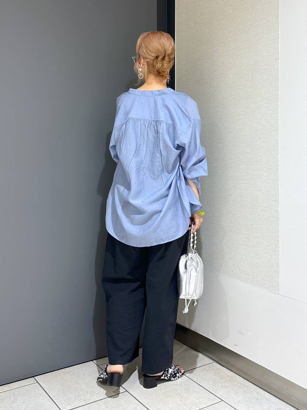 ブルー系のTシャツ/カットソー、ブラック系のサロペット/オーバーオール、シルバー系のショルダーバッグを着用したレディースの夏コーディネートの8枚目の写真