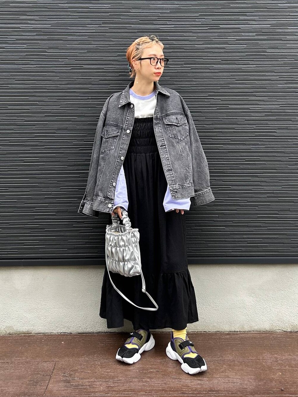 ブラック系のテーラードジャケット、グレー系のショルダーバッグ、ブラック系のワンピースを着用したレディースの春コーディネートの8枚目の写真