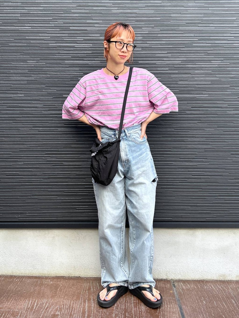 ピンク系のTシャツ/カットソー、ブラック系のショルダーバッグ、ブルー系のデニムパンツを着用したレディースの夏コーディネートの9枚目の写真