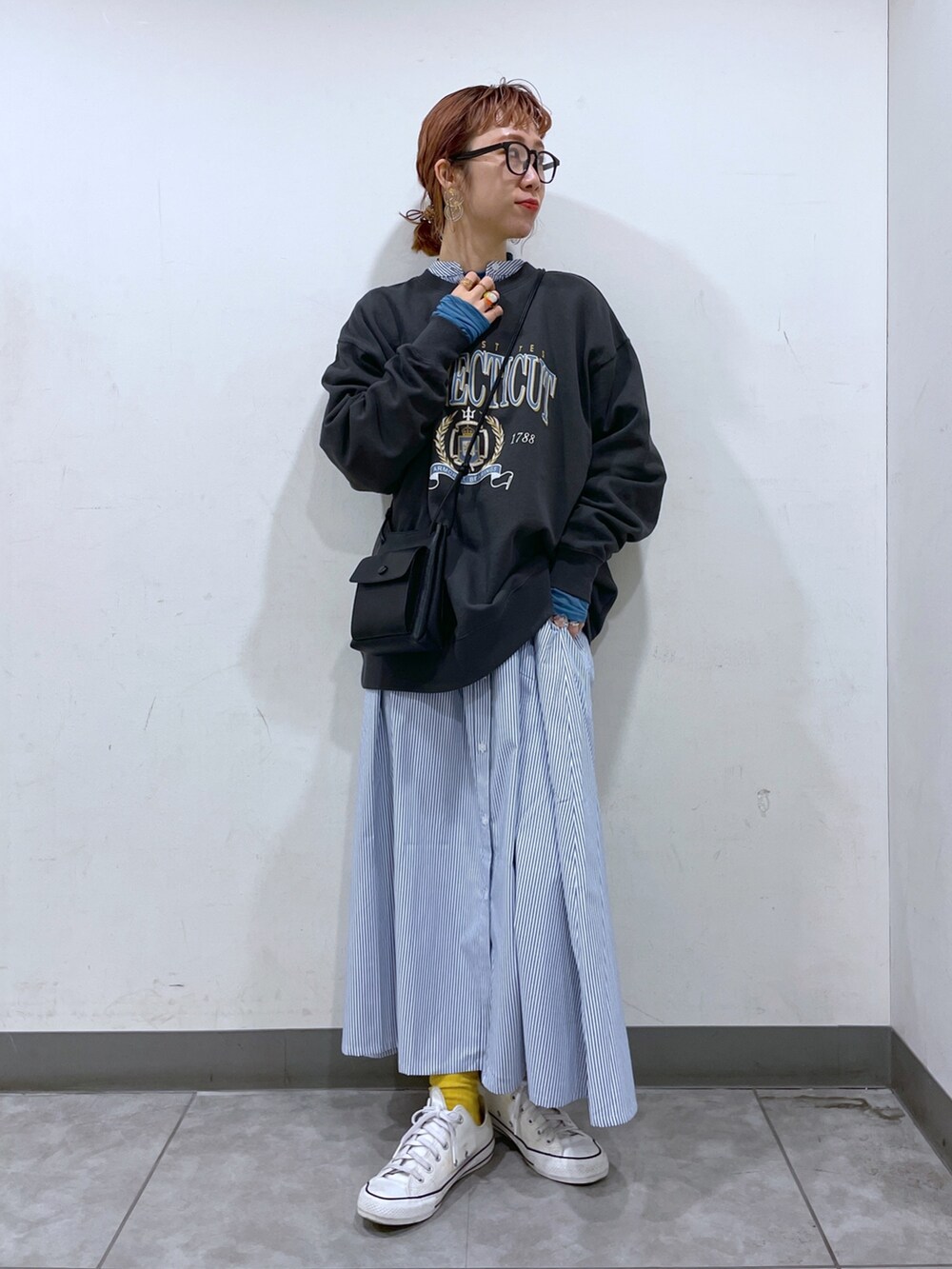 「シャツワンピ、シャツワンピース、LOWRYS FARM、ローリーズファーム(LOWRYS FARM)、ママコーデ、ママファッション、スウェット、レイヤードスタイル、メガネ女子、めがね」｜「LOWRYS FARMのカレッジロゴウラケプルオーバーロングスリーブ　177900（スウェット、グレー系）」を使った、milkさん（レディース・160cm）の冬コーディネートの5枚目の写真