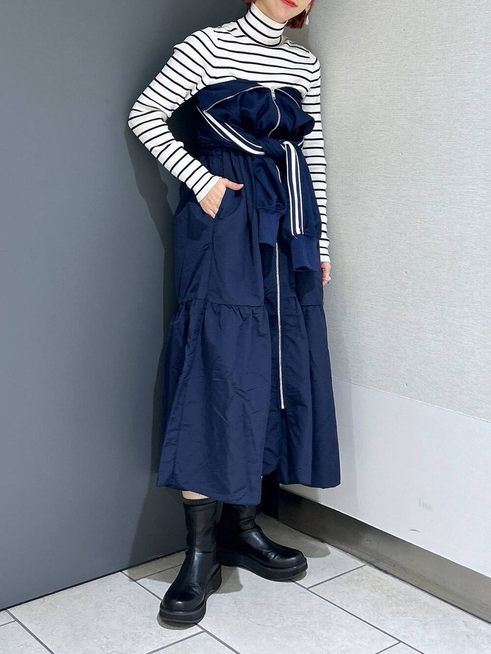 「メガネ、LOWRYS FARM、着痩せ・細見え、大人女子カジュアル_LOWRYS FARM、カジュアル、女子ウケ、個性派、差し色コーデ、ママコーデ、冬コーデ、ローリーズスタイル_LOWRYS FARM、公認インフルエンサー_LOWRYS FARM、ワンピース、ブーツ」|「LOWRYS FARMのCASUALCLASSICCAP 271537(キャップ、ブラック系)」を使った、milkさん(レディース・160cm)の冬コーディネートの5枚目の写真