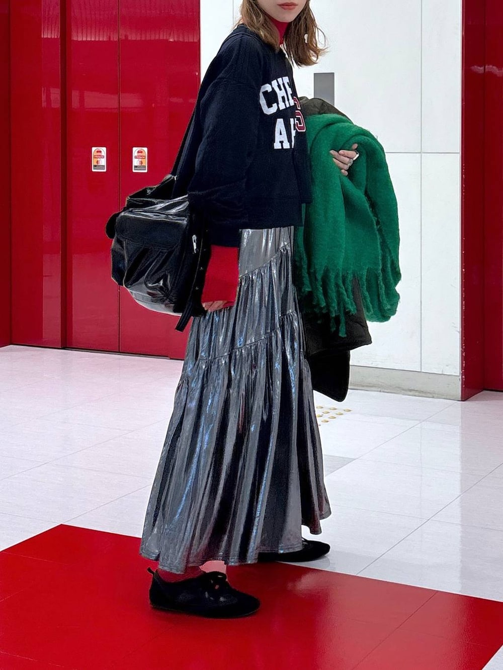 レッド系のニット/セーター、その他のショルダーバッグ、グレー系のスカートを着用したレディースの冬コーディネートの2枚目の写真