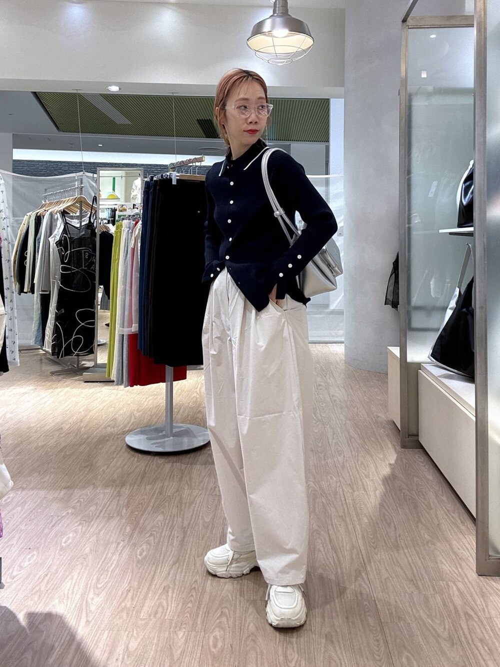 「女子ウケ、個性派、差し色コーデ、ママコーデ、冬コーデ、ローリーズスタイル_LOWRYS FARM、公認インフルエンサー_LOWRYS FARM、大人女子カジュアル_LOWRYS FARM、カジュアル、メガネ、LOWRYS FARM、着痩せ・細見え、秋冬新作、ニット、スニーカー」｜「LOWRYS FARMの４ＲＯＯＭショルダーＢＡＧ138730（ショルダーバッグ、シルバー系）」を使った、milkさん（レディース・160cm）の冬コーディネートの2枚目の写真
