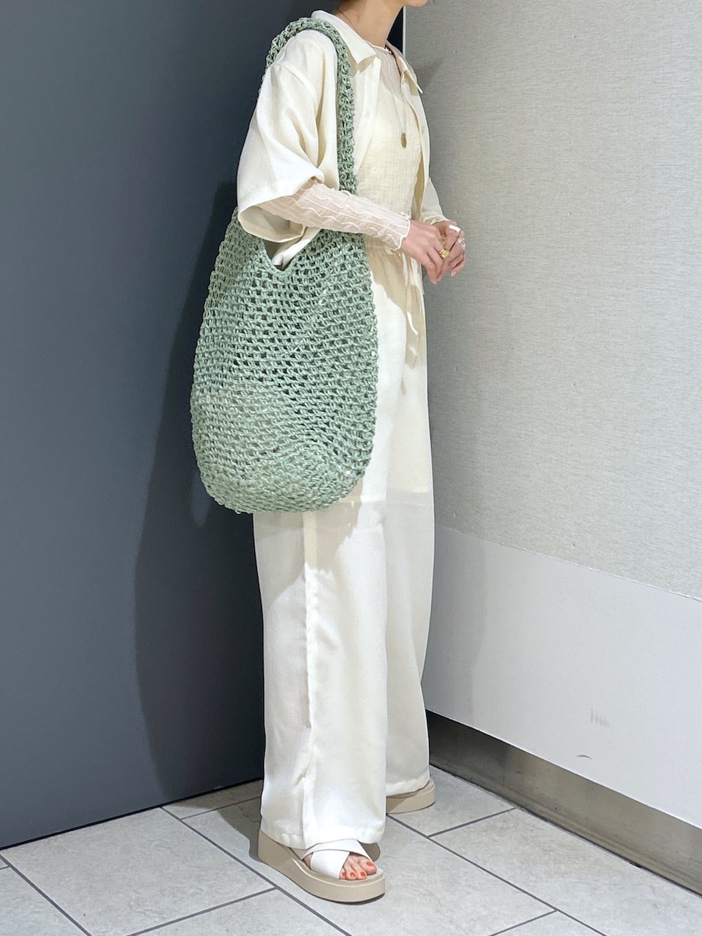 ホワイト系のシューズ、ホワイト系のシャツ/ブラウス、ホワイト系のその他パンツを着用したレディースの春コーディネートの3枚目の写真