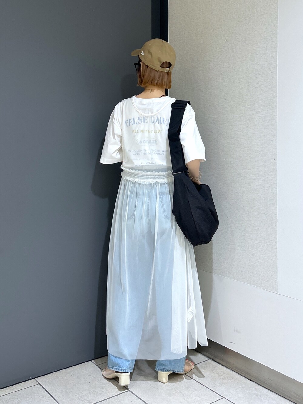 ブルー系のデニムパンツ、イエロー系のTシャツ/カットソー、ホワイト系のワンピースを着用したレディースの夏コーディネートの3枚目の写真