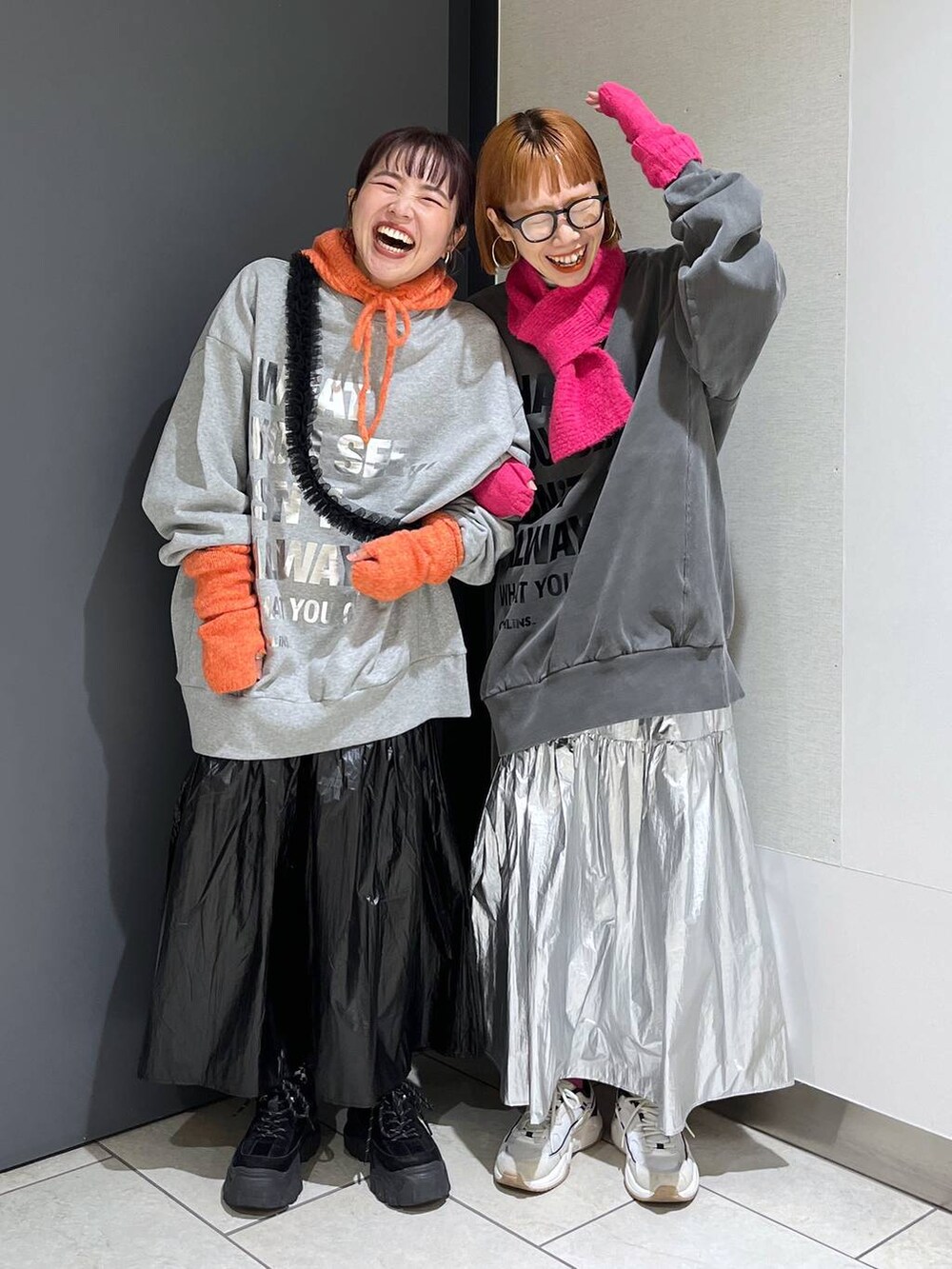 ブラック系のスニーカー、ブラック系のスカート、シルバー系のスカートを着用したレディースの冬コーディネートの4枚目の写真