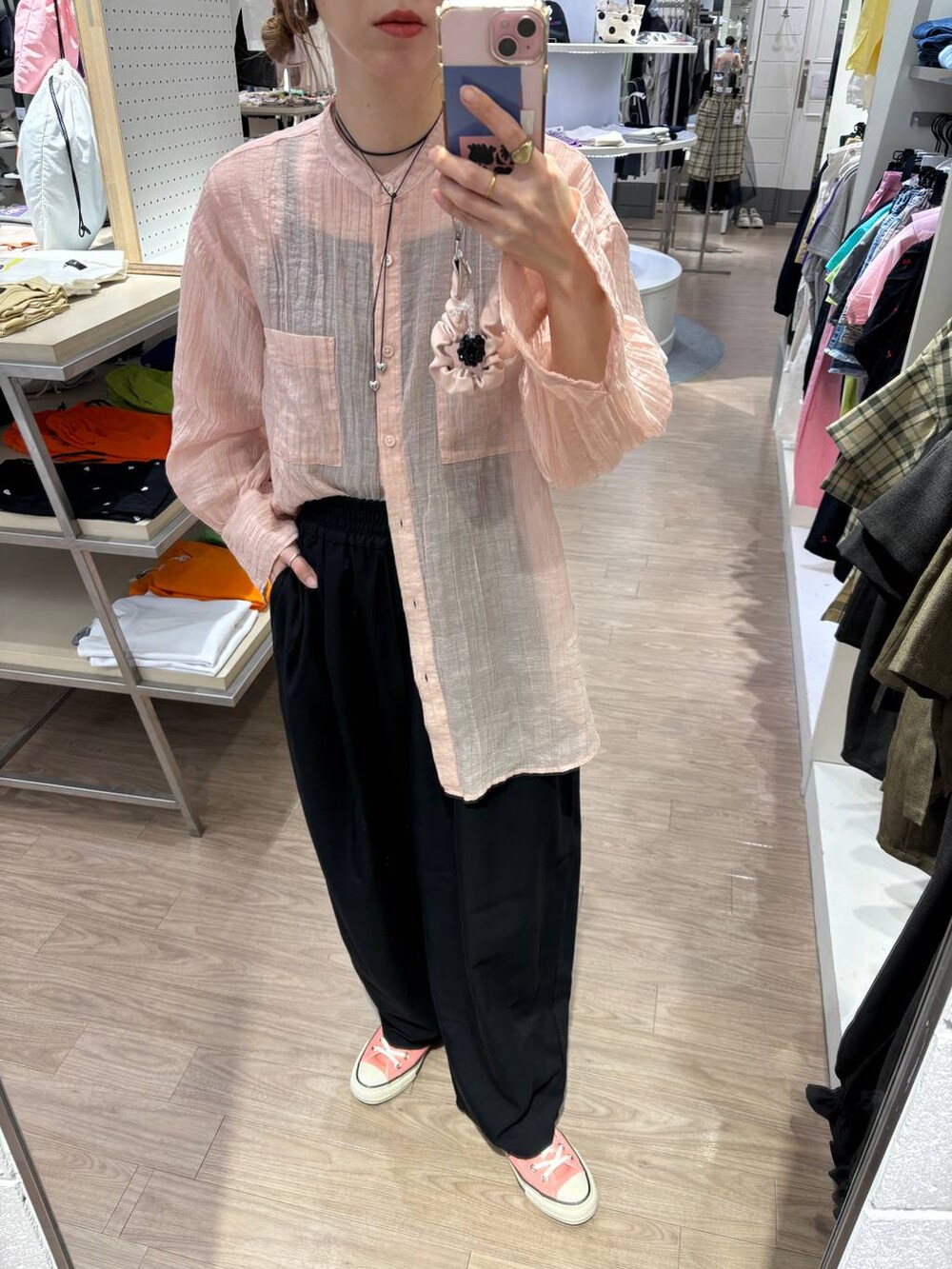 ブラック系のTシャツ/カットソー、ピンク系のシャツ/ブラウス、ホワイト系のバックパック/リュックを着用したレディースの春コーディネートの3枚目の写真