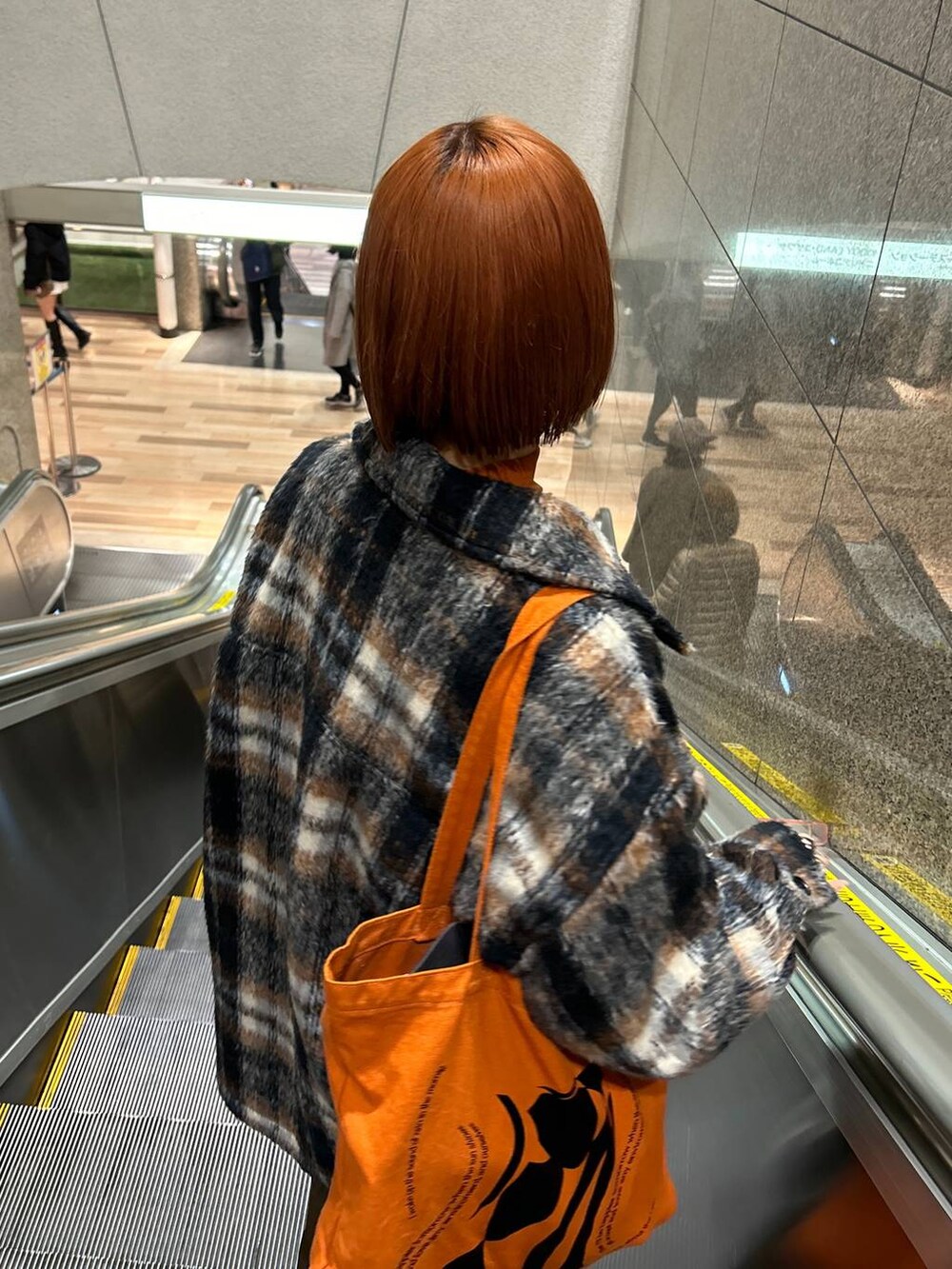 ブルー系のニット/セーターを着用したレディースの秋コーディネートの8枚目の写真