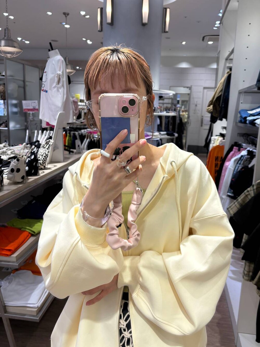 グレー系のスニーカー、グレー系のその他パンツ、イエロー系のキャミソールを着用したレディースの春コーディネートの4枚目の写真