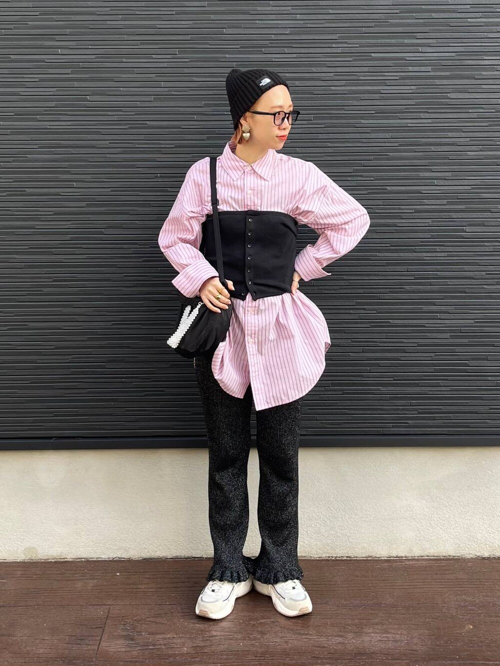 ブラック系のショルダーバッグ、ブラック系のベスト、ブラック系のその他パンツを着用したレディースの秋コーディネートの7枚目の写真