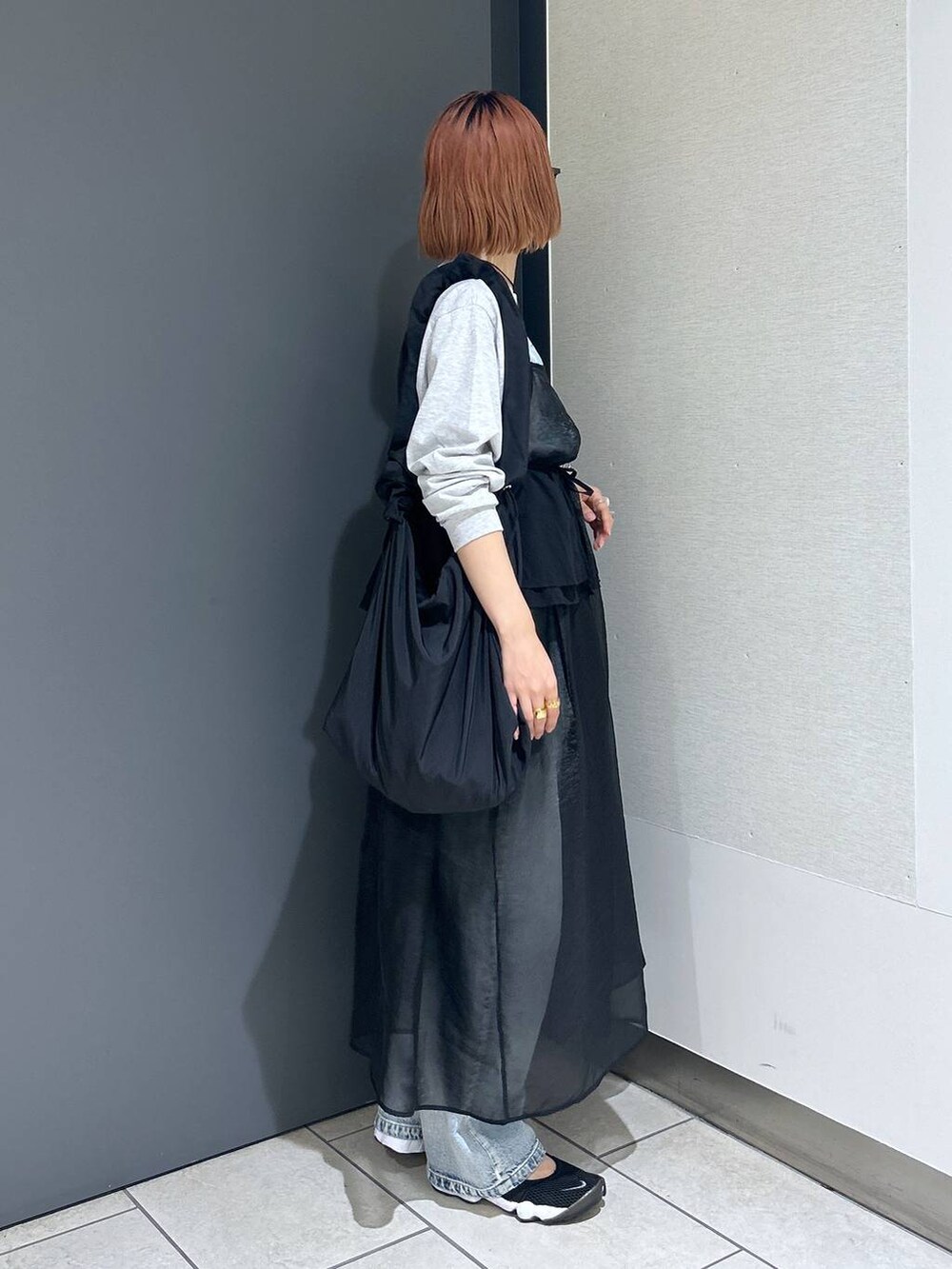 「女子ウケ、個性派、LOWRYS FARM、公認インフルエンサー_LOWRYS FARM、大人女子カジュアル_LOWRYS FARM、ローリーズスタイル_LOWRYS FARM、ママコーデ、カジュアル、メガネ、着痩せ・細見え、キャミワンピース、ロンT、デニムパンツ、ショルダーバッグ、夏コーデ」|「LOWRYS FARMのGLASSES2 182184(メガネ、その他)」を使った、milkさん(レディース・160cm)の夏コーディネートの4枚目の写真