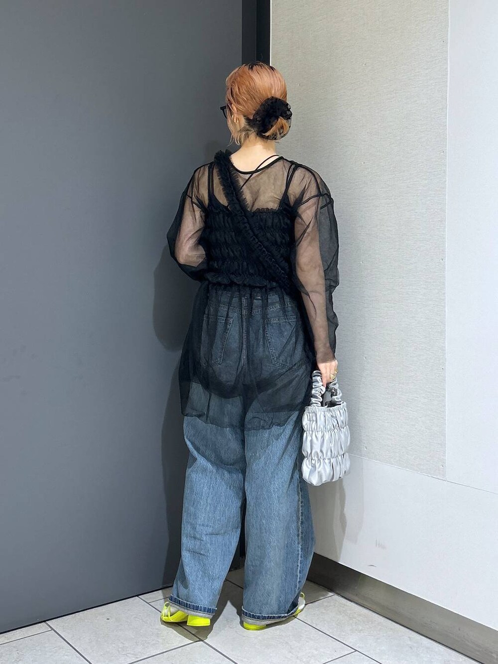 「女子ウケ、個性派、デニムパンツ、ビスチェ、夏コーデ、差し色コーデ、ママコーデ、春コーデ、ローリーズスタイル_LOWRYS FARM、公認インフルエンサー_LOWRYS FARM、大人女子カジュアル_LOWRYS FARM、カジュアル、メガネ、LOWRYS FARM、着痩せ・細見え」｜「LOWRYS FARMの２ＷＡＹチュールチュニック 111155（シャツ/ブラウス、ブラック系）」を使った、milkさん（レディース・160cm）の春コーディネートの4枚目の写真