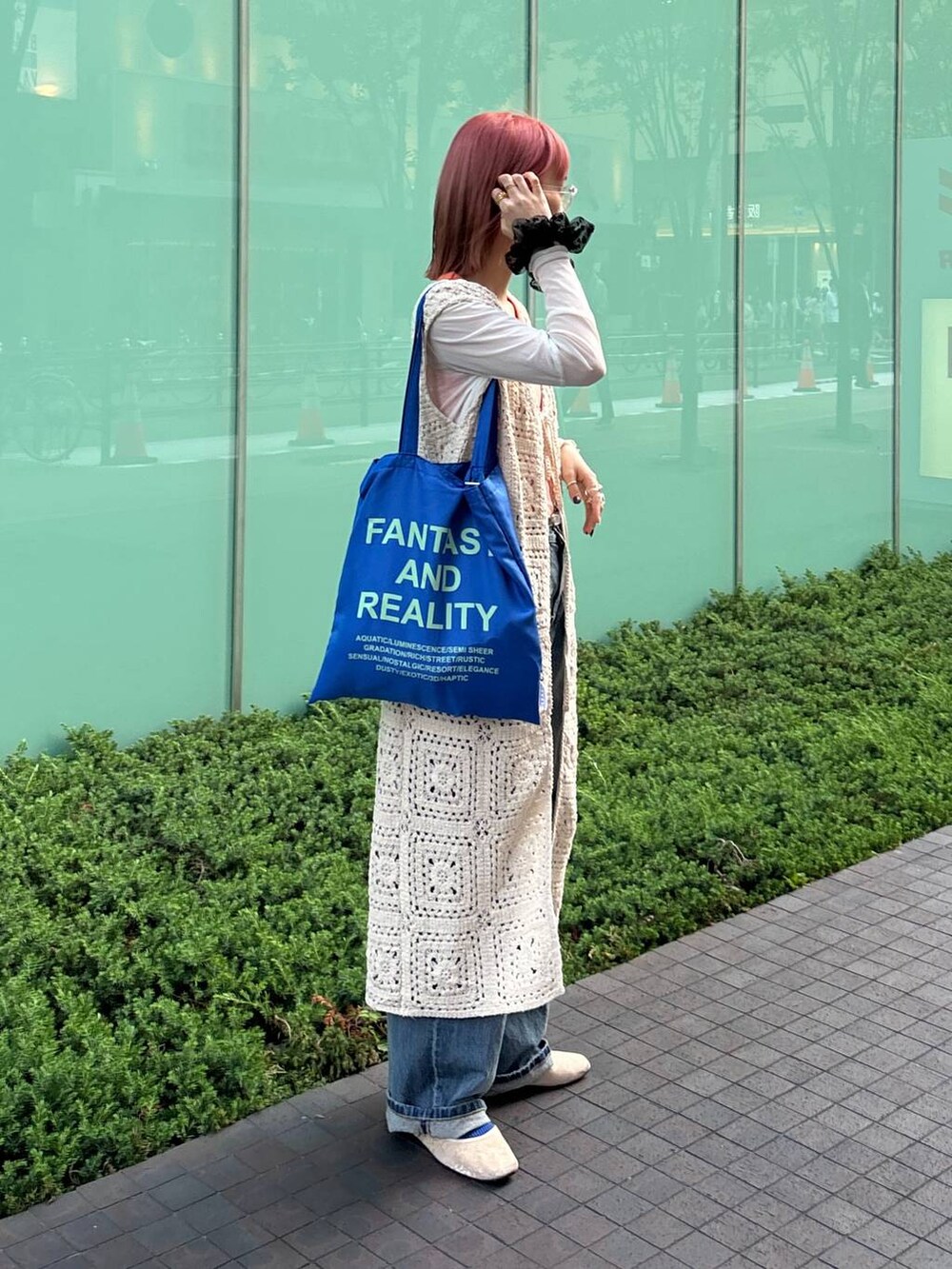 ホワイト系のカーディガン/ボレロ、ブルー系のデニムパンツ、ブラック系のシュシュを着用したレディースの夏コーディネートの3枚目の写真