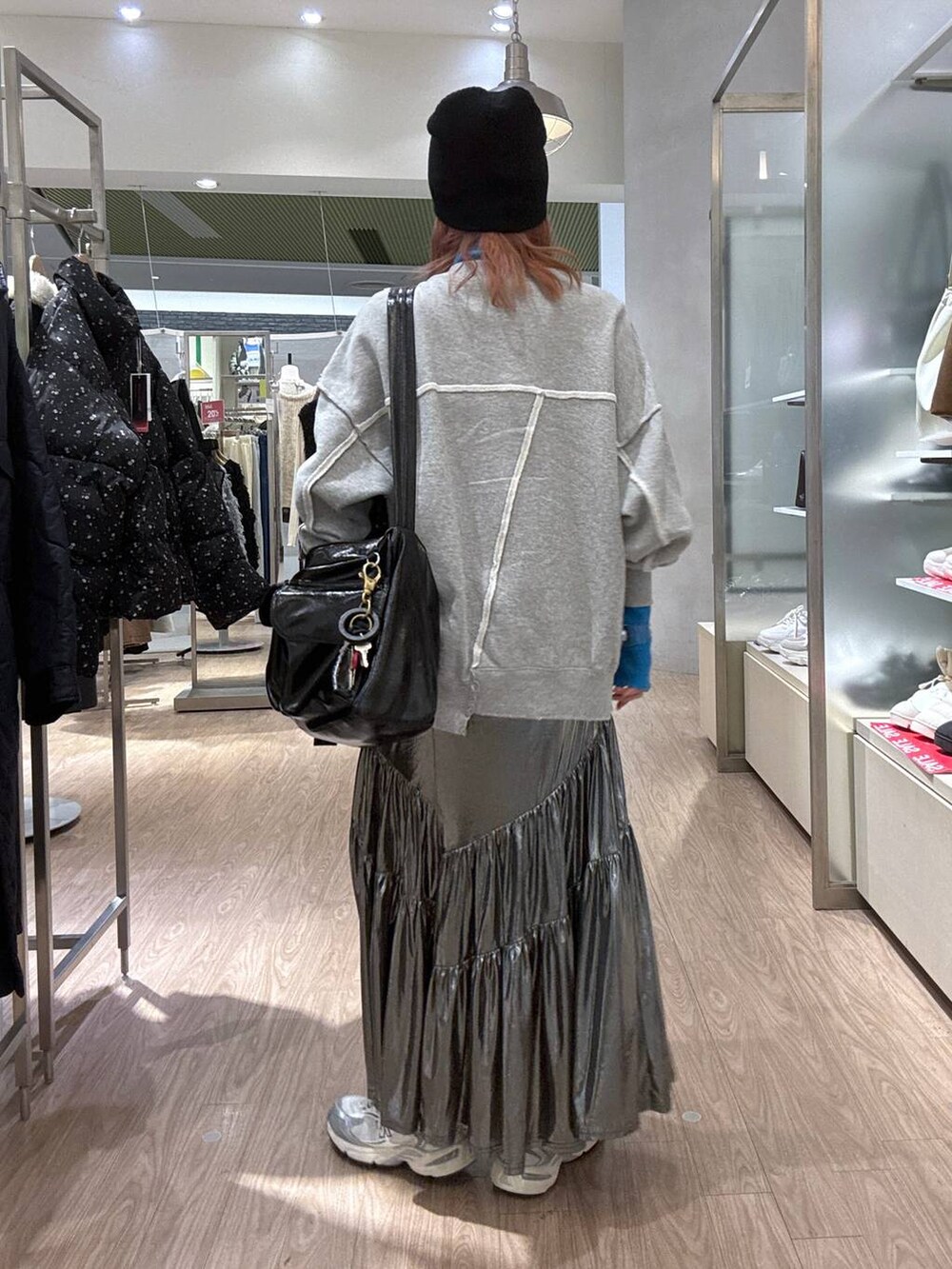 グレー系のスニーカー、ブルー系のニット/セーター、その他のショルダーバッグを着用したレディースの冬コーディネートの7枚目の写真