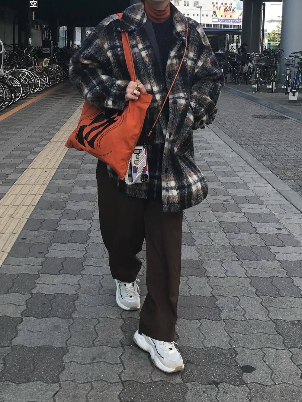 ブルー系のニット/セーターを着用したレディースの秋コーディネートの7枚目の写真