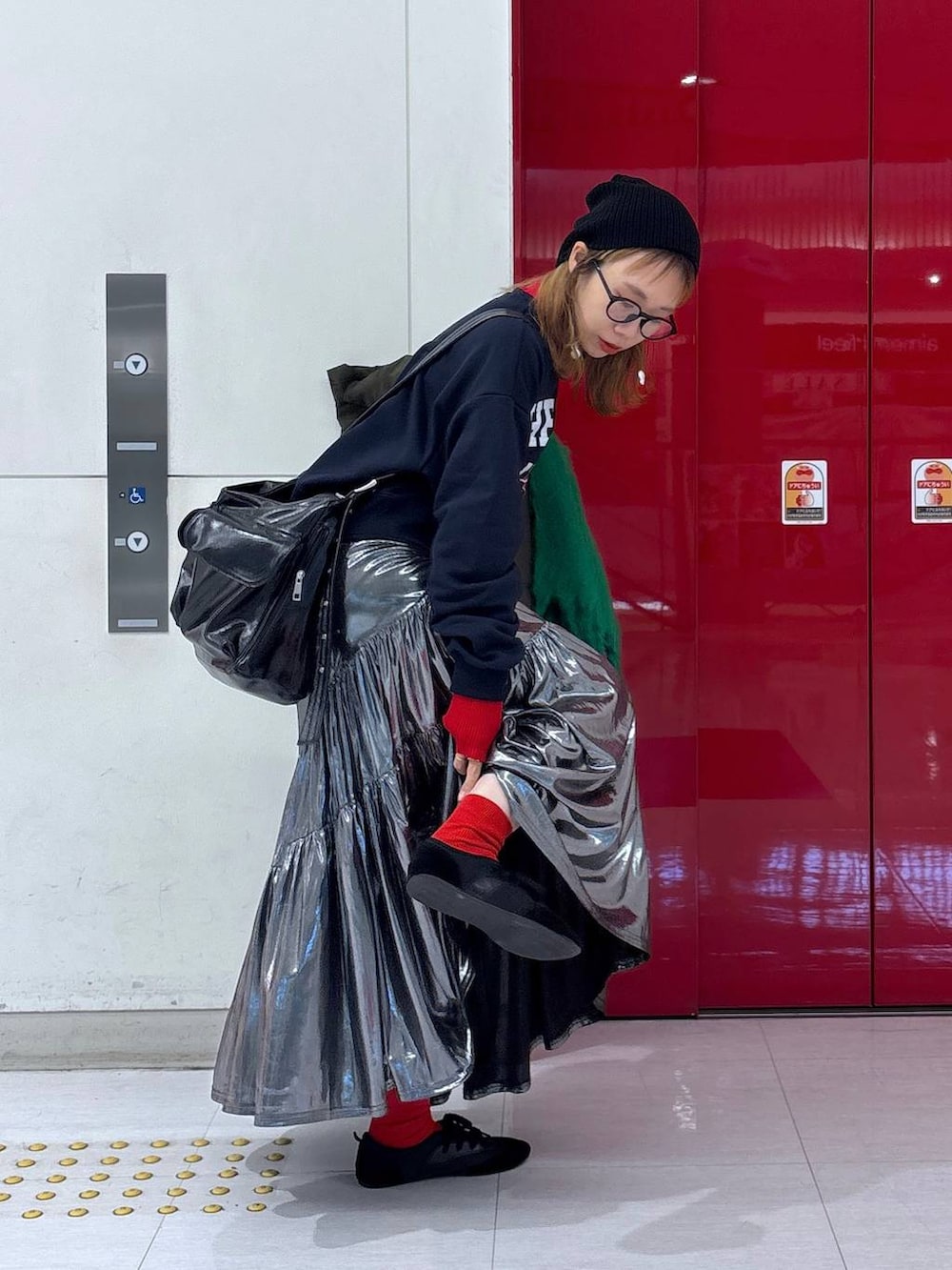 レッド系のニット/セーター、その他のショルダーバッグ、グレー系のスカートを着用したレディースの冬コーディネートの3枚目の写真