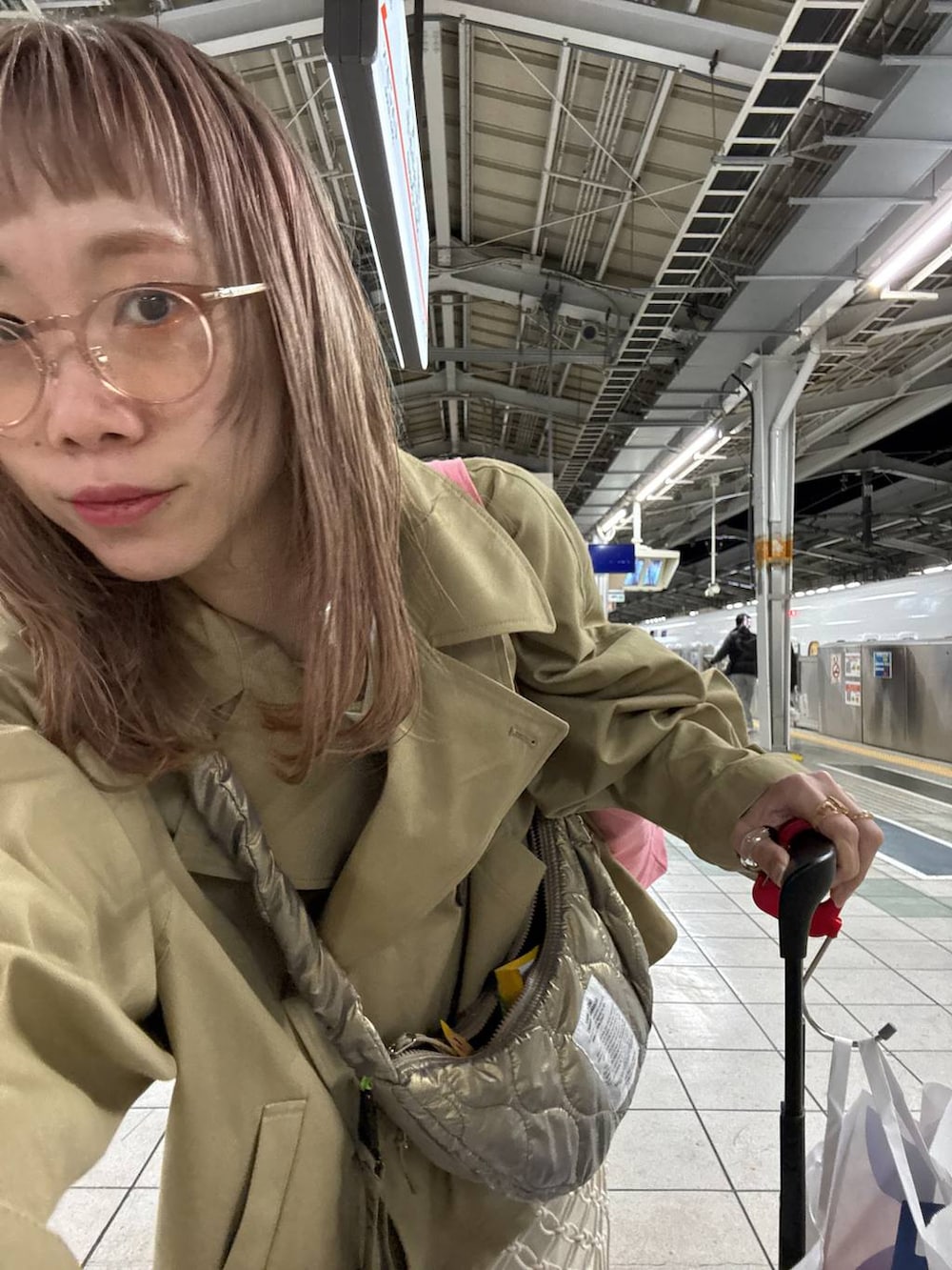 「女子ウケ、個性派、差し色コーデ、ママコーデ、ローリーズスタイル_LOWRYS FARM、公認インフルエンサー_LOWRYS FARM、大人女子カジュアル_LOWRYS FARM、カジュアル、メガネ、LOWRYS FARM、着痩せ・細見え、春コーデ、春アウター、トレンチコート、シャツ」｜「LOWRYS FARMのマクラメラップベルト　284590（ベルト、ベージュ系）」を使った、milkさん（レディース・160cm）の冬コーディネートの7枚目の写真